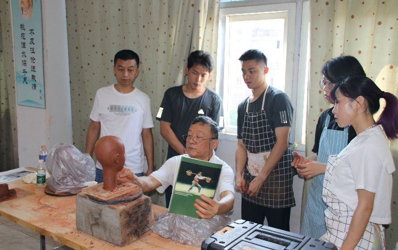 ◎ 国家艺术基金资助项目杖头木偶制作人才培养班老师讲解木偶头的制作